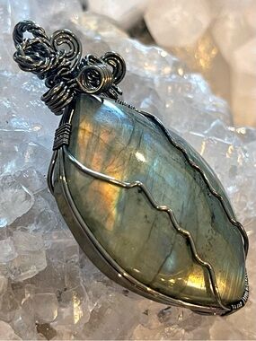 🌑Gun Metal Wire Wrapped Rainbow Labradorite Artisan Pendant🌑